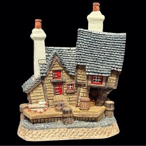 David Winter-Fisherman’s Shanty Collectible Cottage on the water Figurine EUC